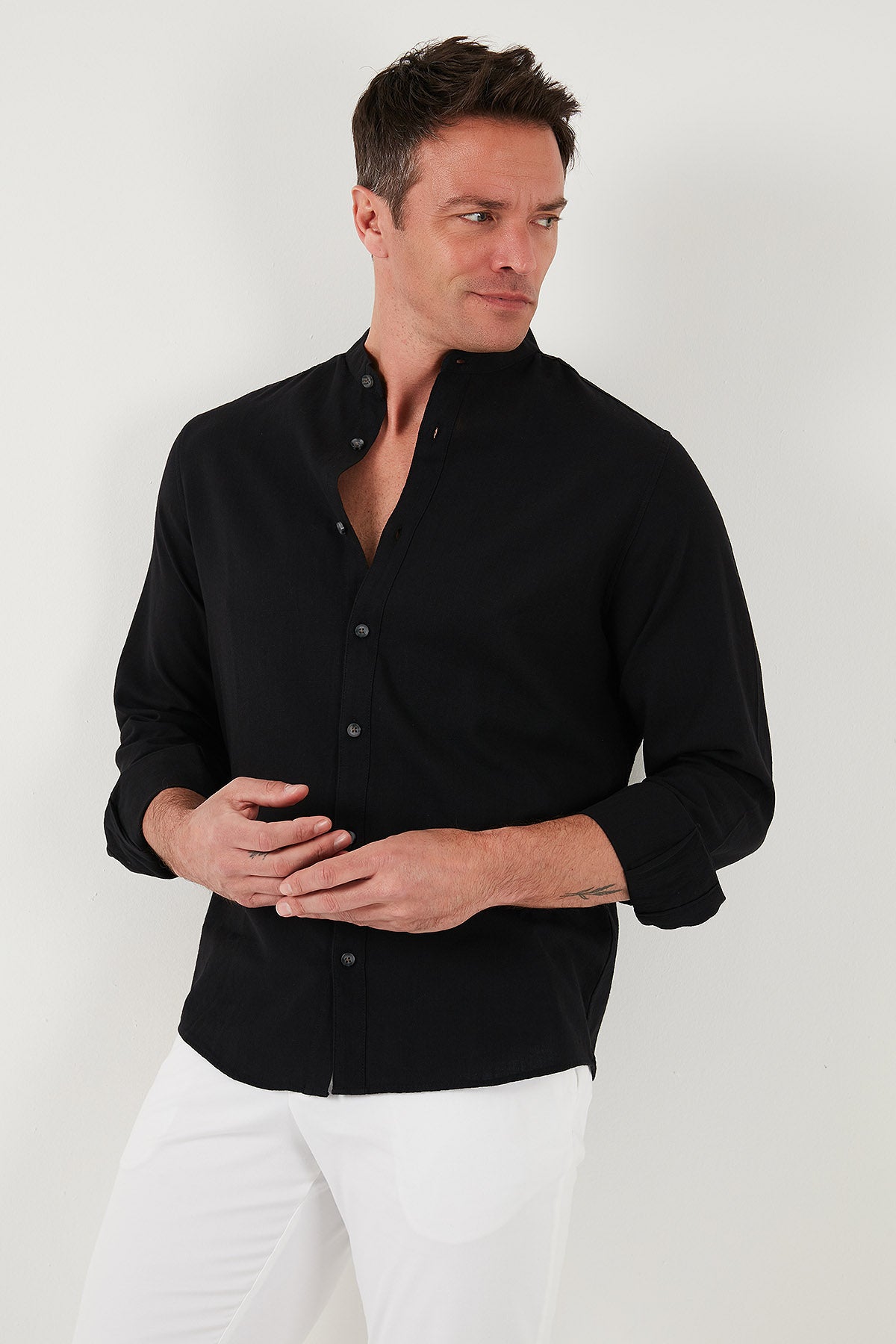 Buratti Keten Görünümlü Pamuklu Regular Fit Hakim Yaka Erkek Gömlek CF25S112637 SİYAH